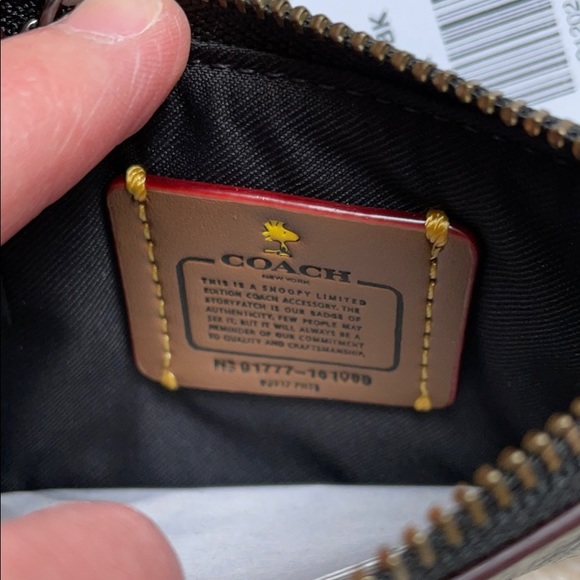 🔥🌟RARE NWTs Coach x Peanuts Boxed Mini Skinny ID - Picture 9 of 10